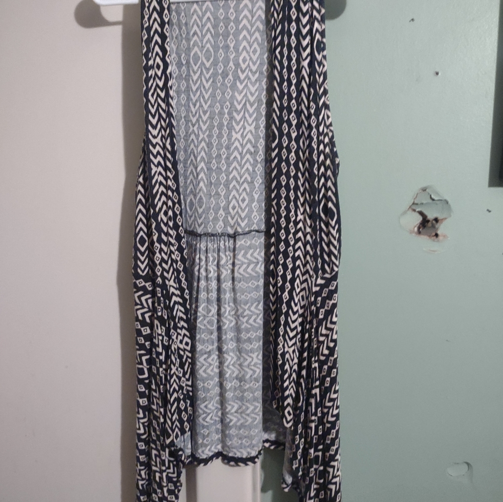 Maurices size medium Black and tan Geometric open sleeveless Boho cardigan